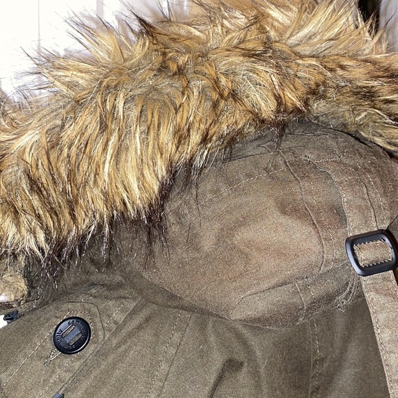 LIKE NEW ARITZIA COMMUNITY PARKA - Picture 5 of 13